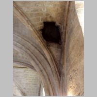 Photo Pierre Poschadel, Wikipedia, Trappe d'accès aux combles dans la voûte de la première travée de la nef, côté sud.jpg